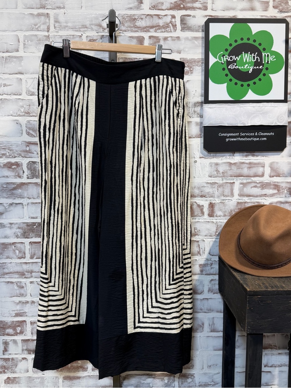 Simply Vera Vera Wang Black and Cream Geometric Capris